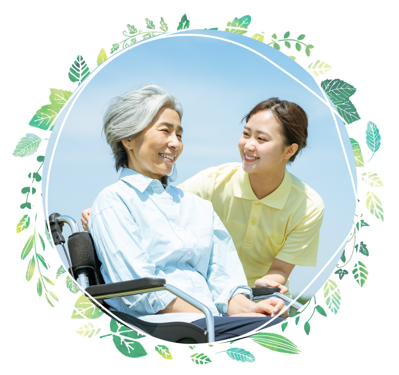 車いすの女性と女性スタッフの画像